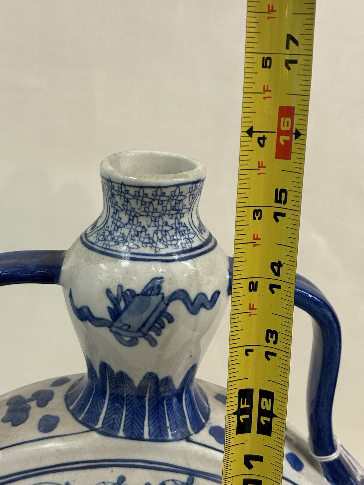 LARGE CHINESE BLUE AND WHITE PORCELAIN TWIN HANDLE MOON FLASK VASE