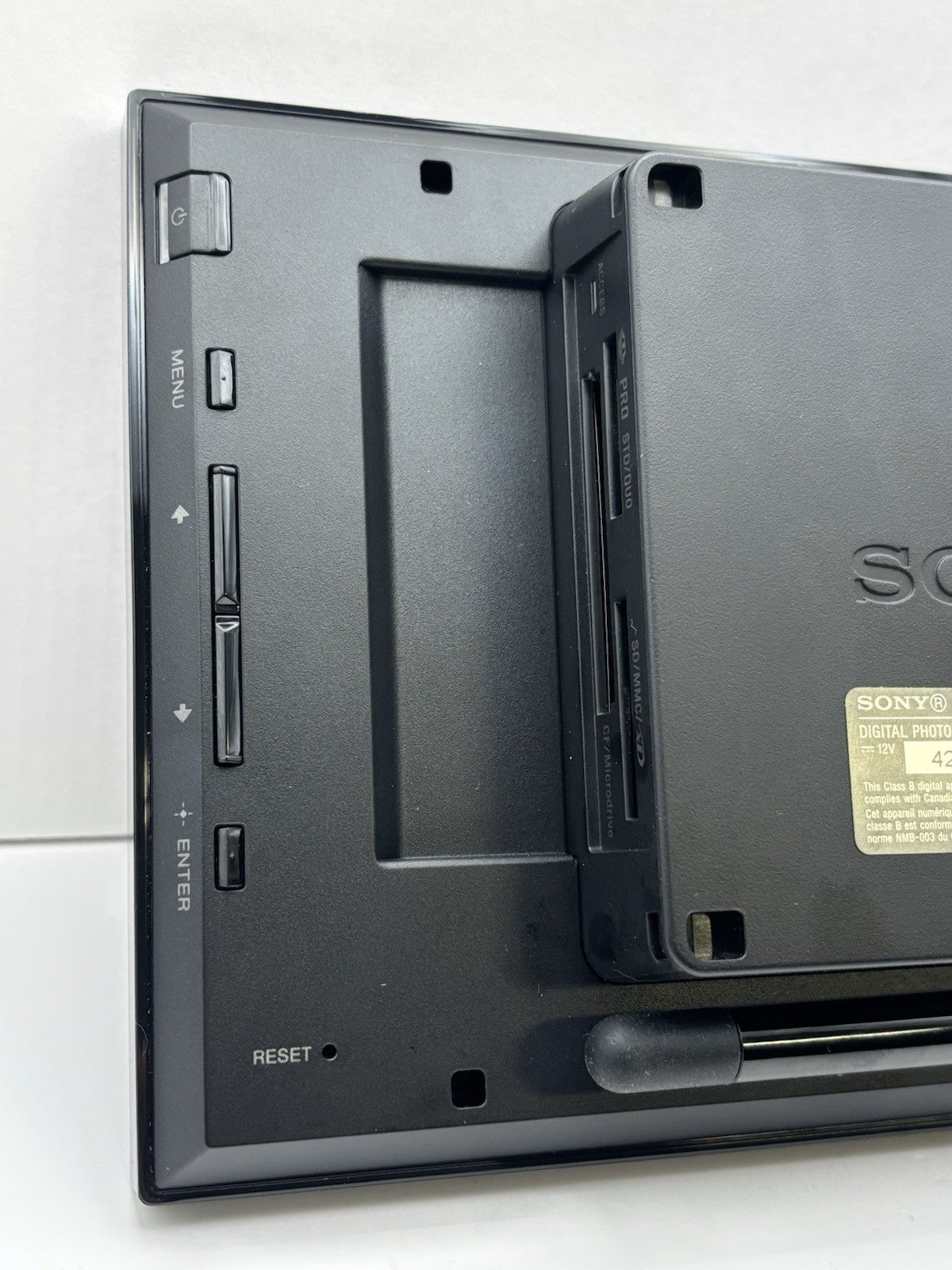 Sony DPF-D70 7-inch Digital Photo Frame with Remote Control New!