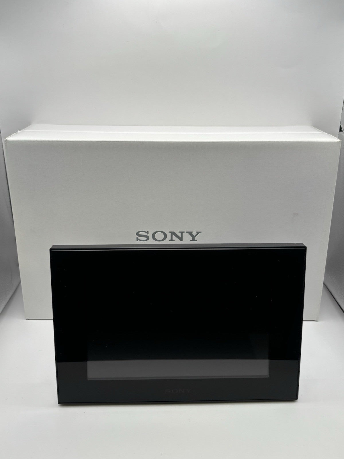 Sony DPF-D70 7-inch Digital Photo Frame with Remote Control  New!