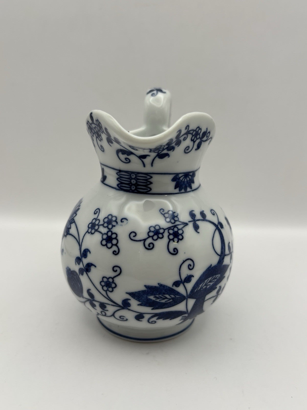 Vienna Woods Fine China In The Iconic Blue Onion Pattern Tea Cup and Saucer Set