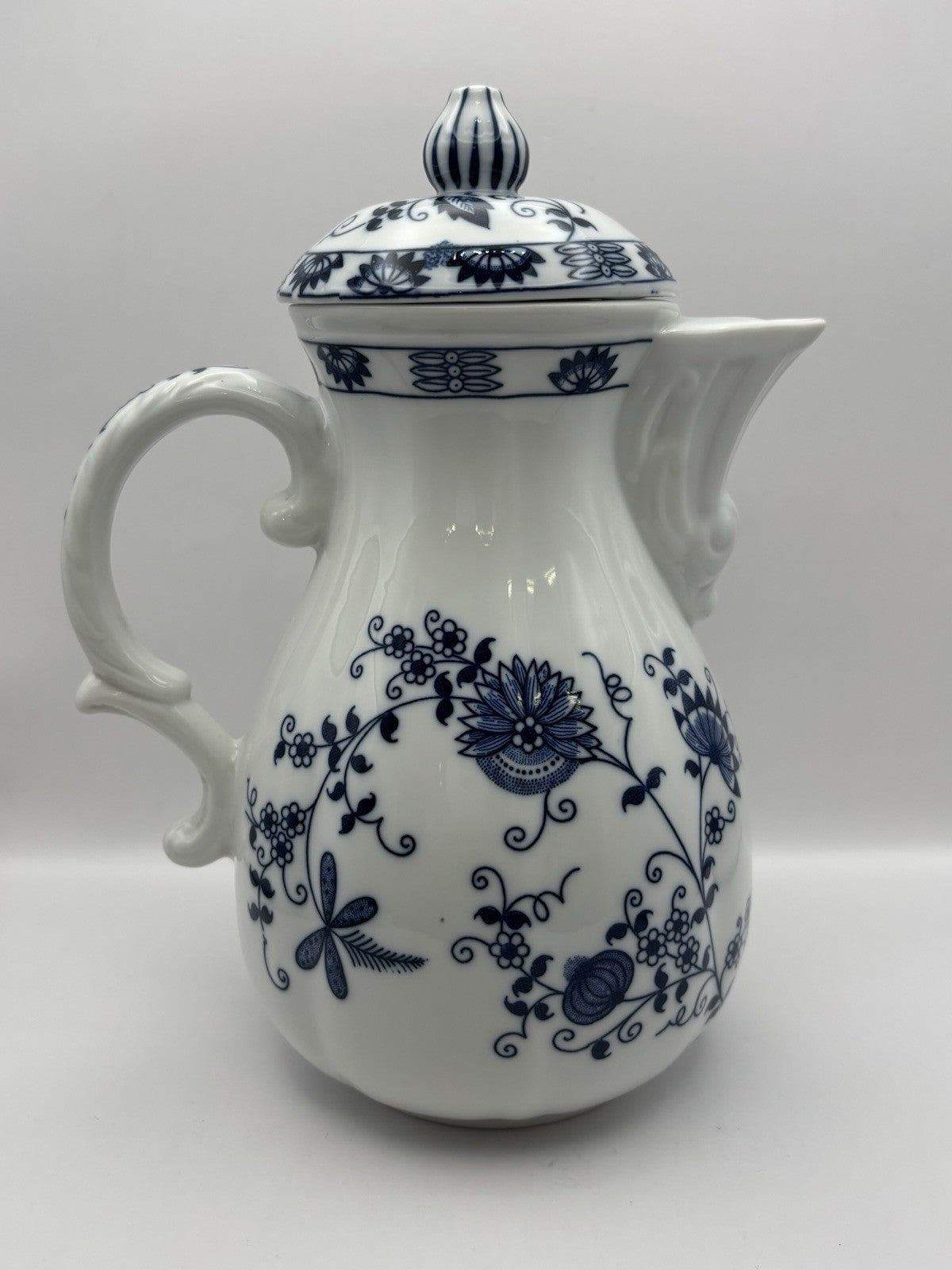 Vienna Woods Fine China In The Iconic Blue Onion Pattern Tea Cup and Saucer Set
