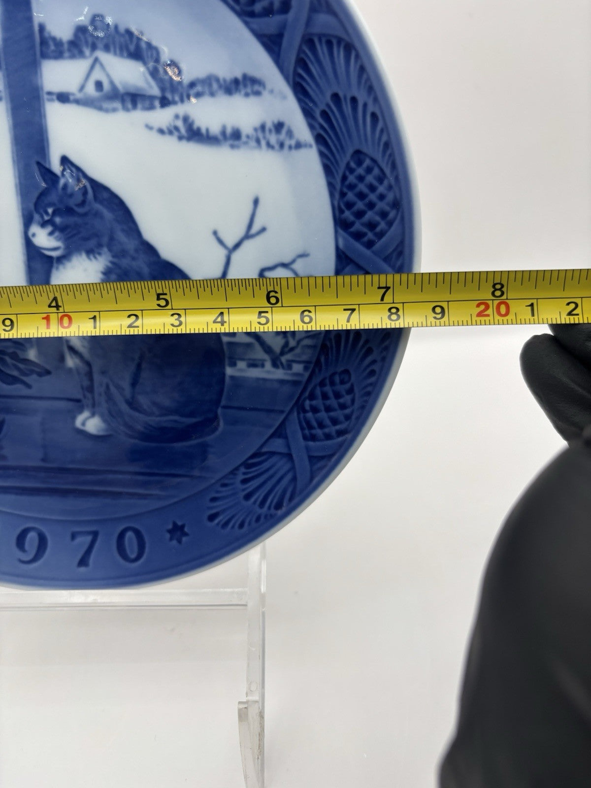Royal Copenhagen plate 1970,"Christmas Rose & Cat, blue N white porcelain design