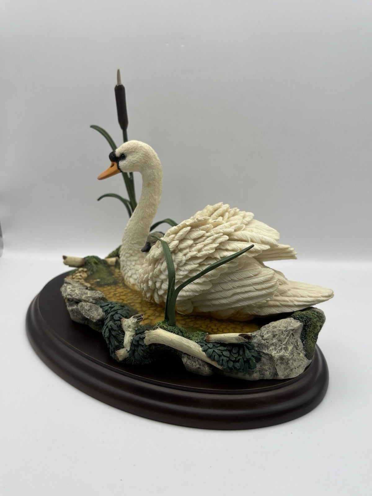 Lenox Motherly Love porcelain swan figurine mother swan with a baby nestled