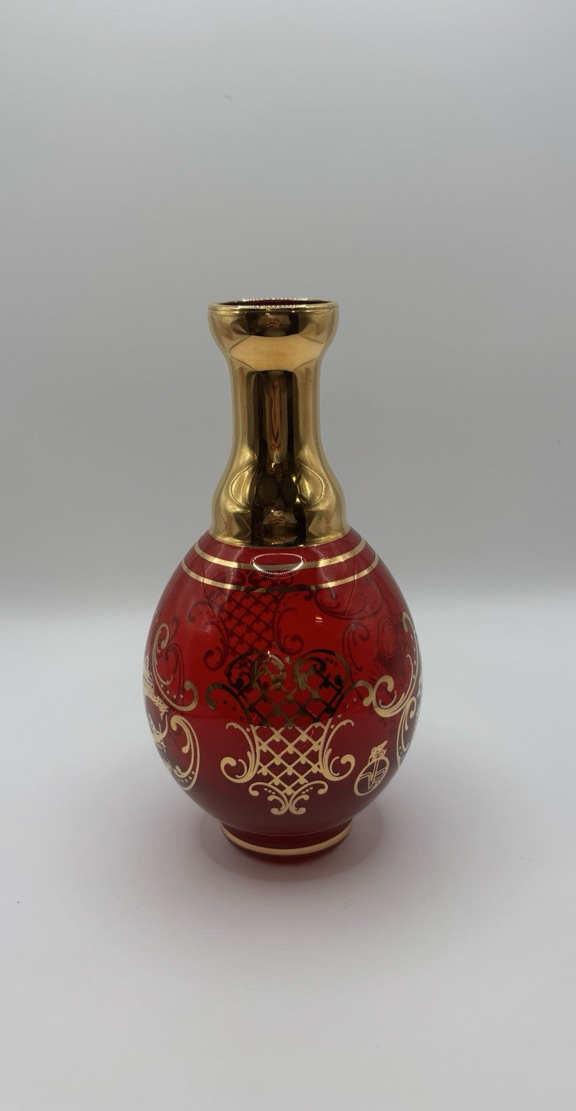 Beautiful vintage red vase with a beautiful gold mark from Venice Italy