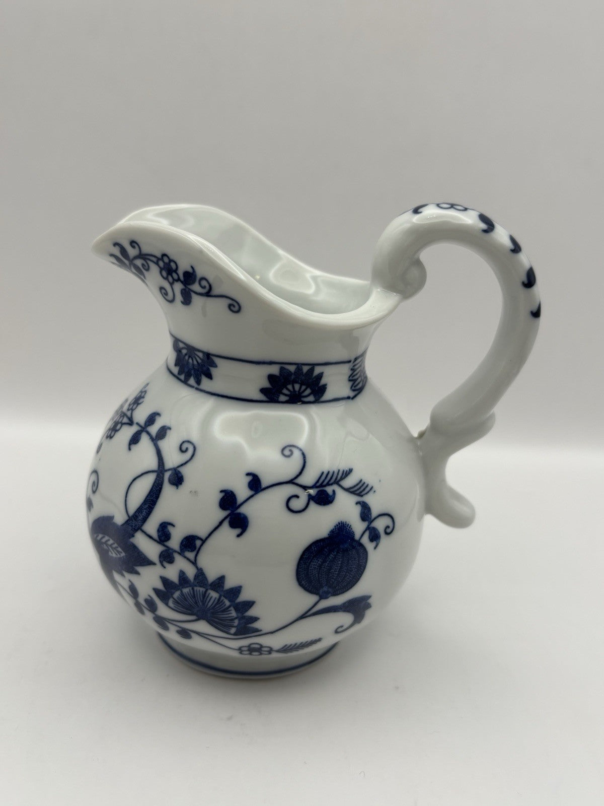 Vienna Woods Fine China In The Iconic Blue Onion Pattern Tea Cup and Saucer Set
