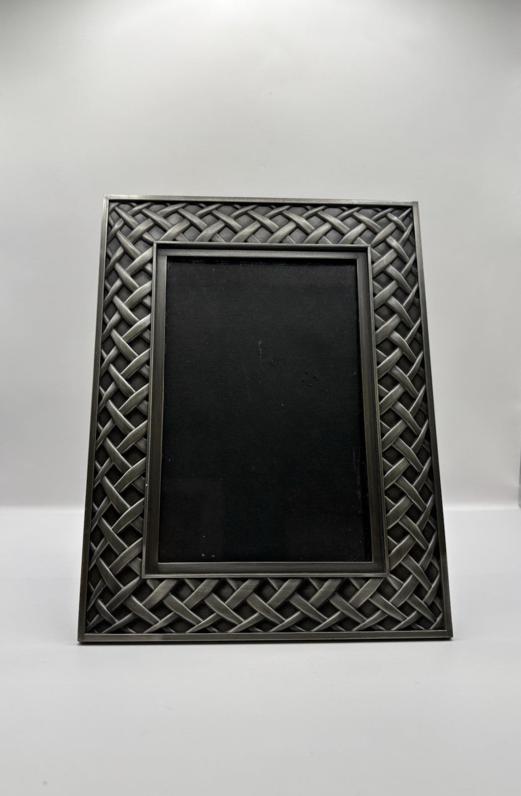 Pewter Metal Silver Metallic Velvet Weaved Scroll i Royal Gothic Picture Frame