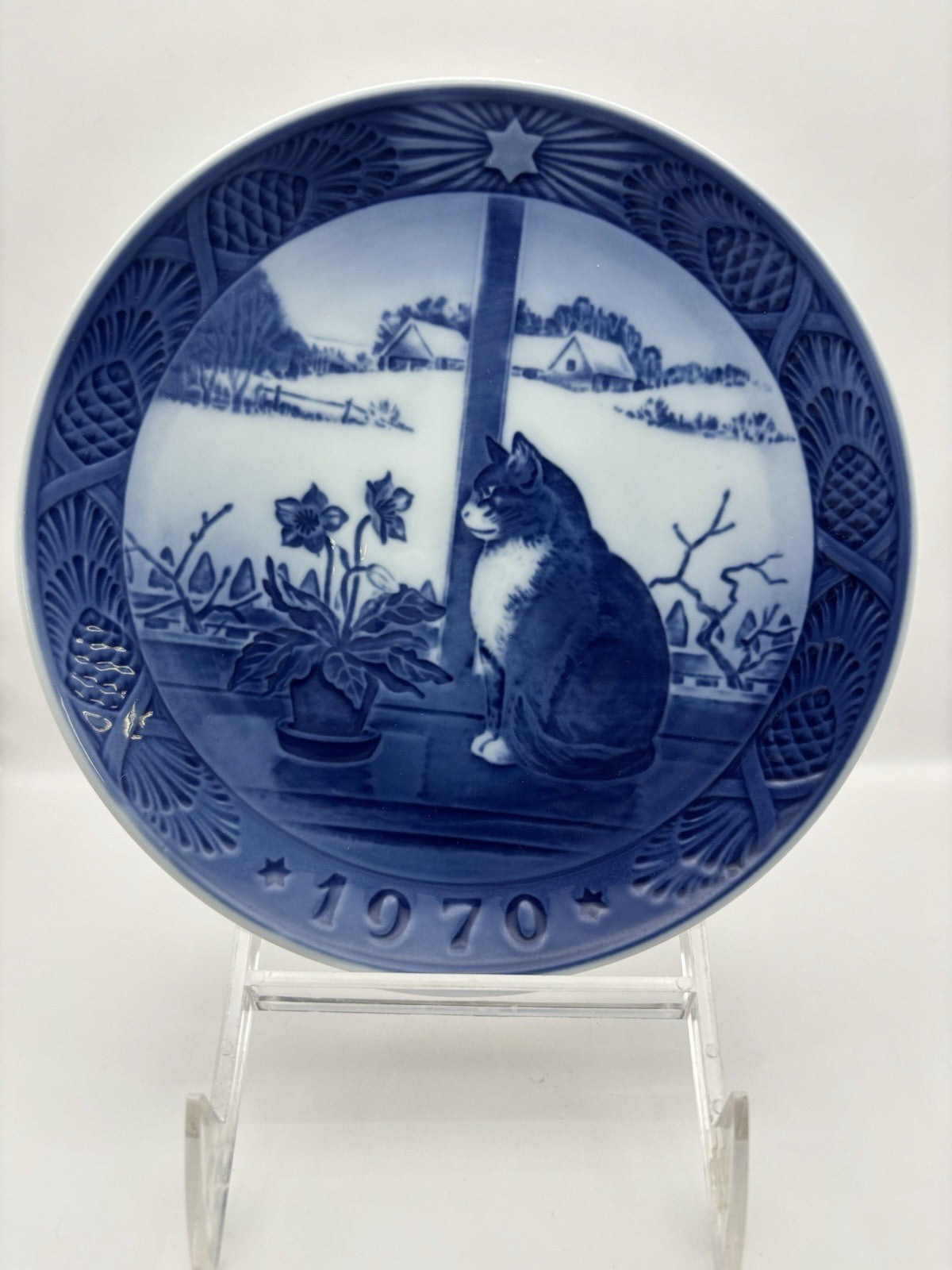 Royal Copenhagen plate 1970,"Christmas Rose & Cat, blue N white porcelain design
