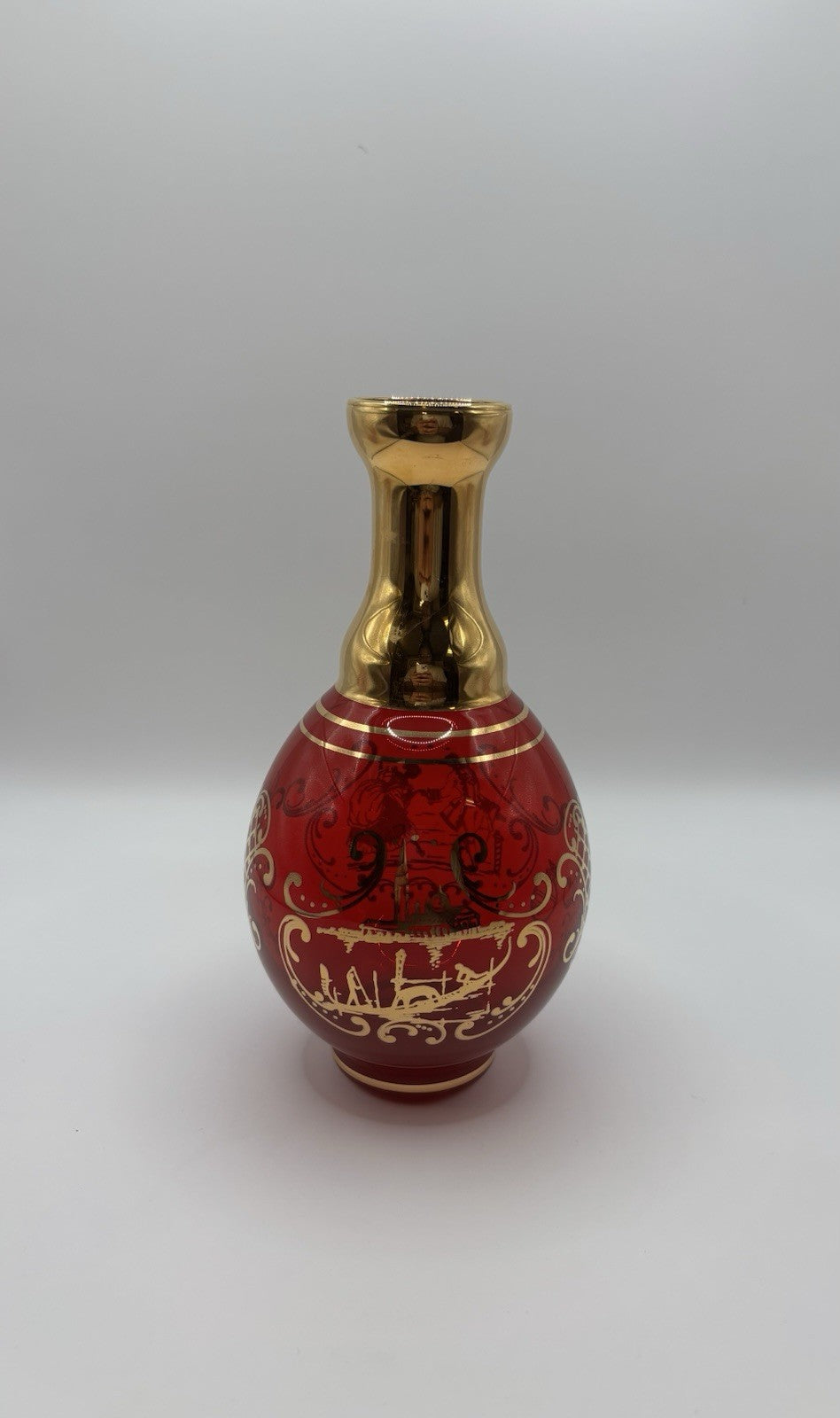 Beautiful vintage red vase with a beautiful gold mark from Venice Italy