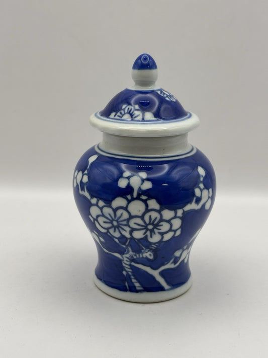 19th century Chinese porcelain ginger jar blue and white (sakura blossom)