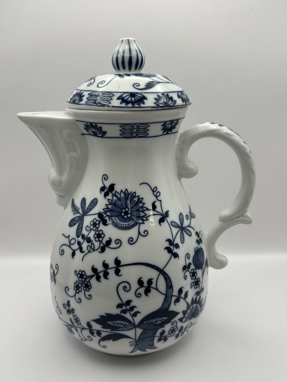 Vienna Woods Fine China In The Iconic Blue Onion Pattern Tea Cup and Saucer Set