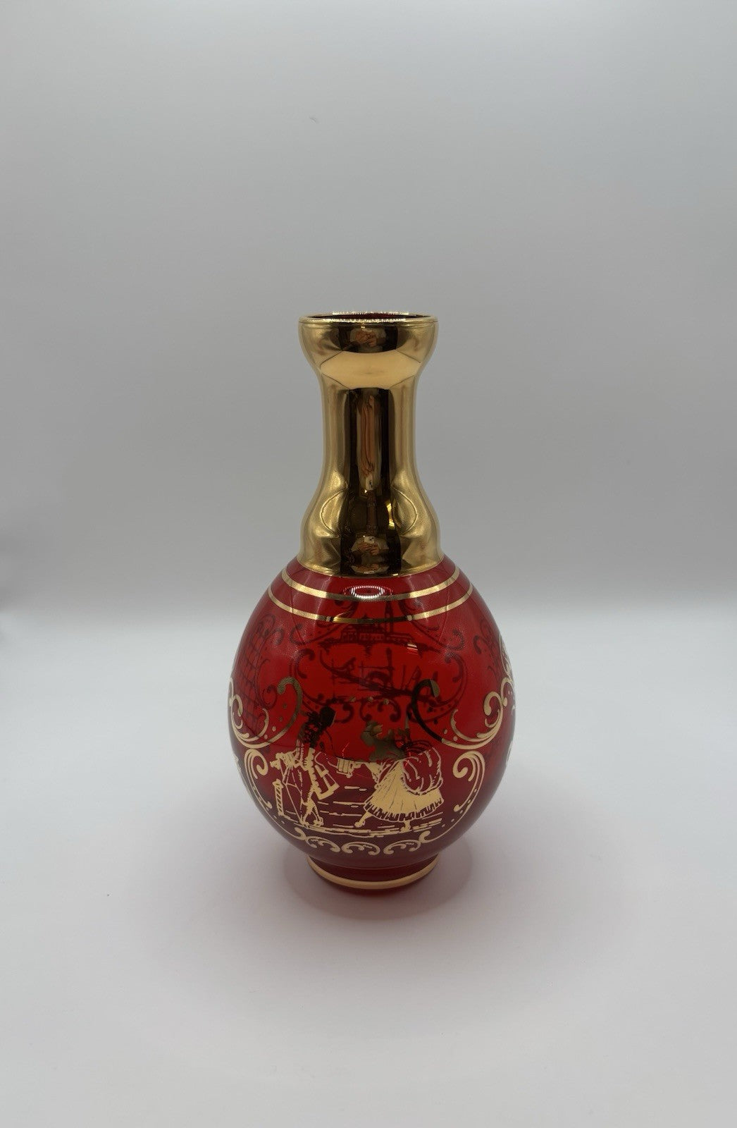 Beautiful vintage red vase with a beautiful gold mark from Venice Italy