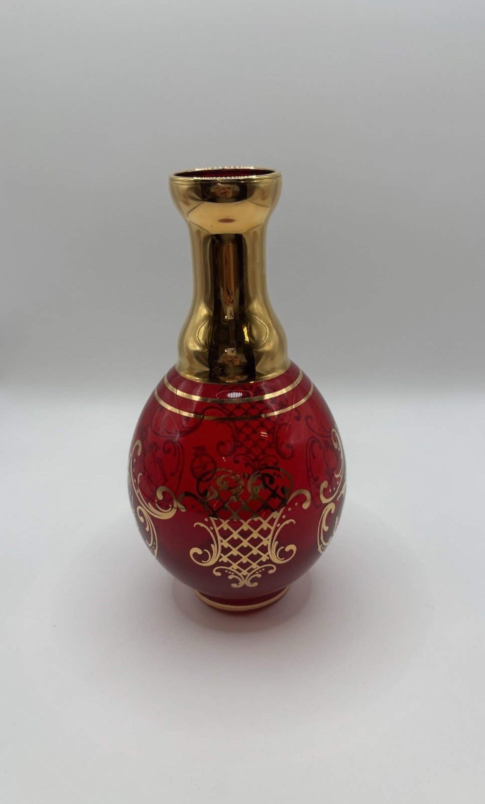 Beautiful vintage red vase with a beautiful gold mark from Venice Italy
