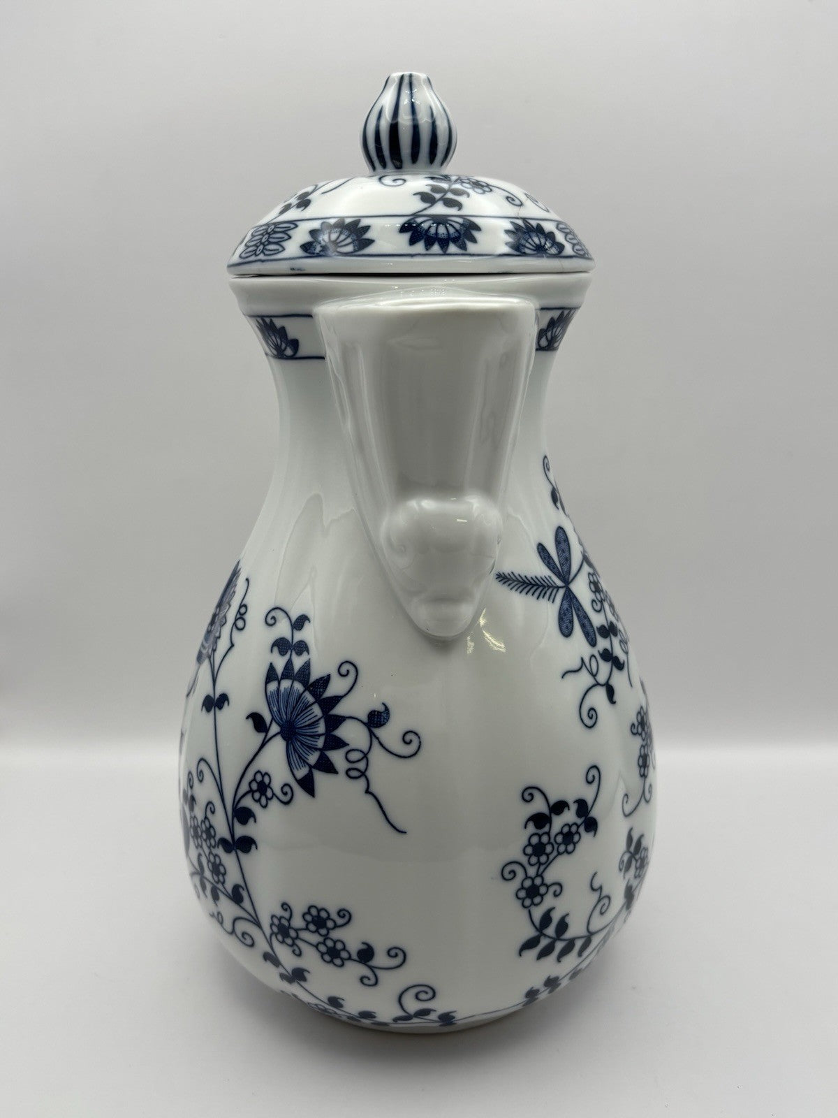 Vienna Woods Fine China In The Iconic Blue Onion Pattern Tea Cup and Saucer Set