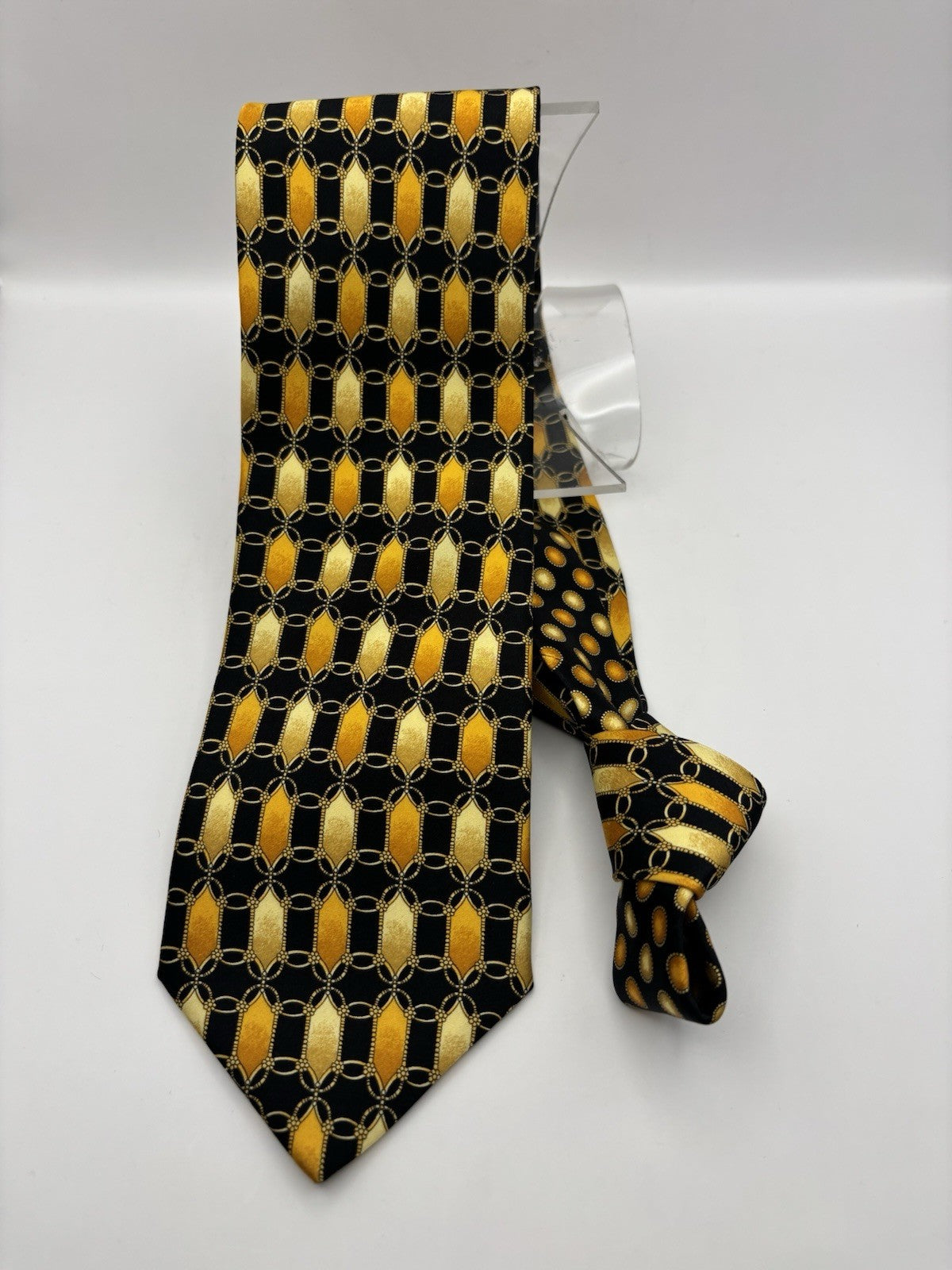Gianni Versace necktie features a vibrant black and gold geometric chain pattern