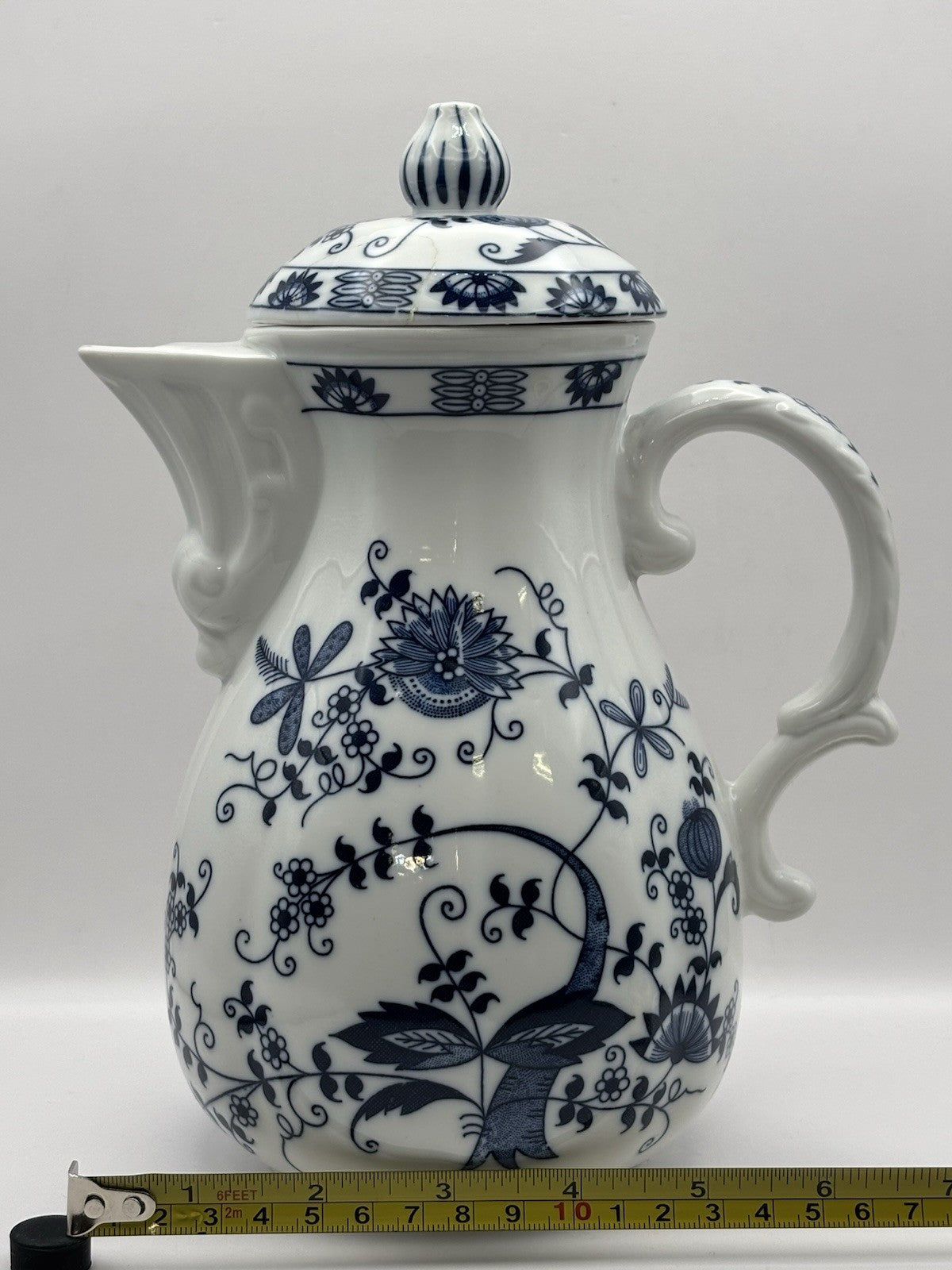 Vienna Woods Fine China In The Iconic Blue Onion Pattern Tea Cup and Saucer Set