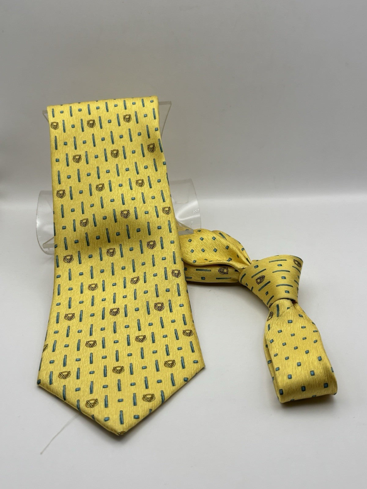 Gianni Versace Tie 100% Silk A Vibrant Yellow Base Geometric Pattern Italy Men's