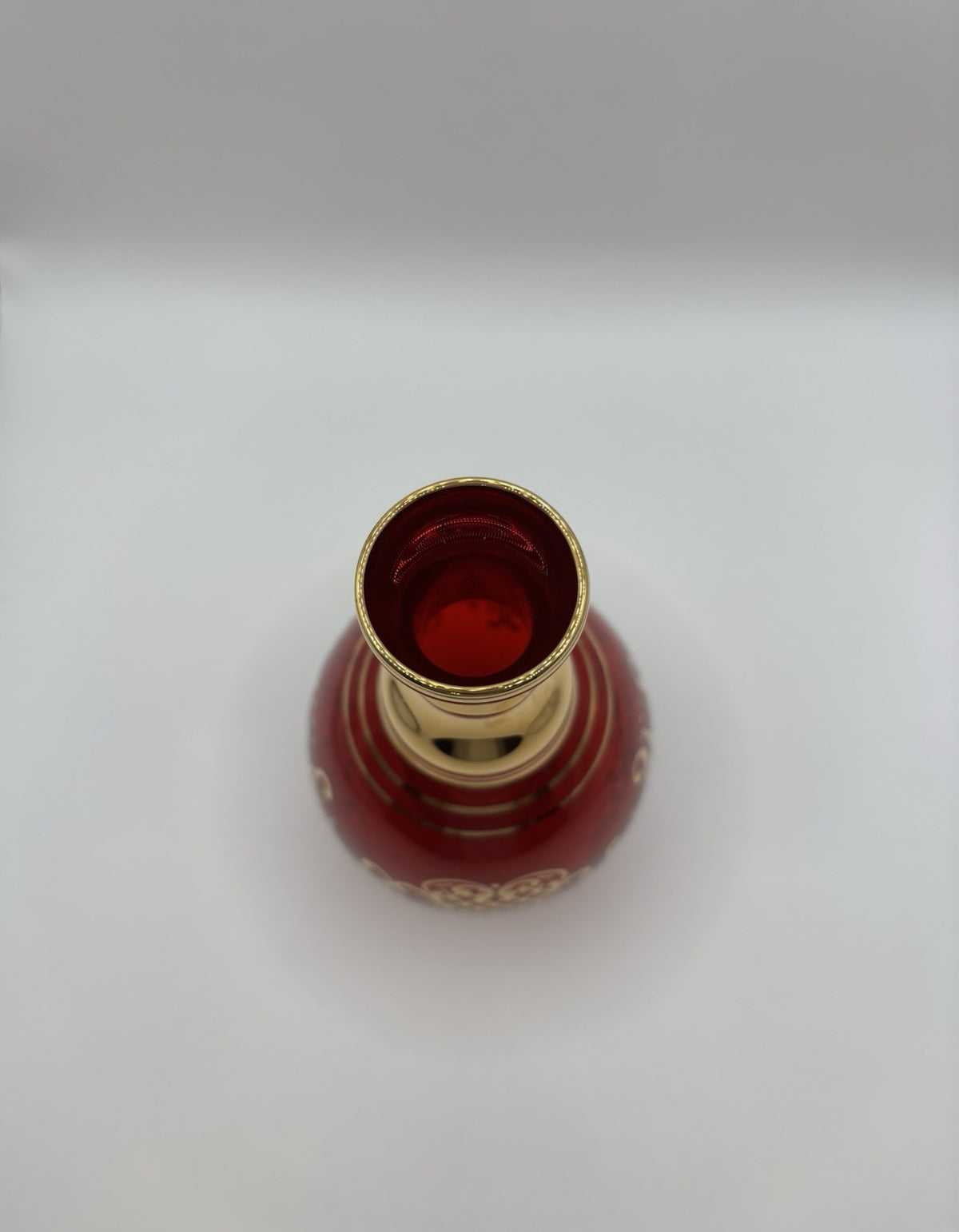 Beautiful vintage red vase with a beautiful gold mark from Venice Italy