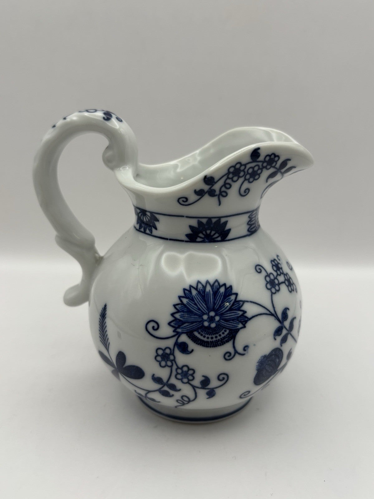 Vienna Woods Fine China In The Iconic Blue Onion Pattern Tea Cup and Saucer Set
