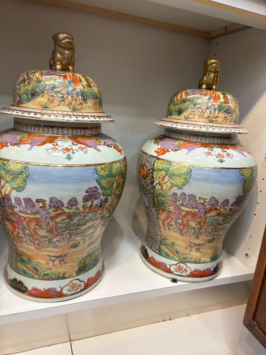 Couple of Chinese porcelain urns with fox hunting scenes