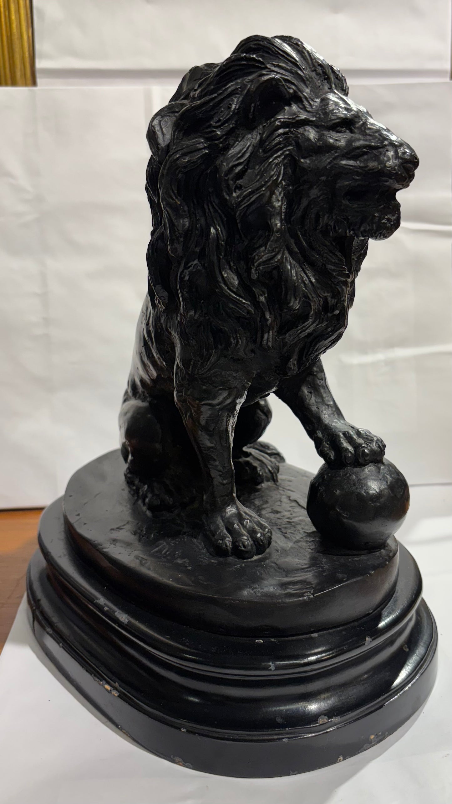 1 large bronze lion sculpture